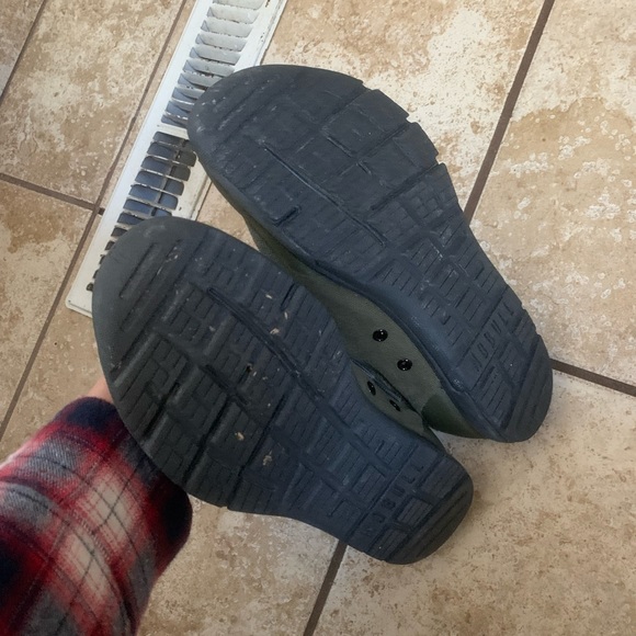 Women’s size 8 no bull shoes olive green - Picture 2 of 4